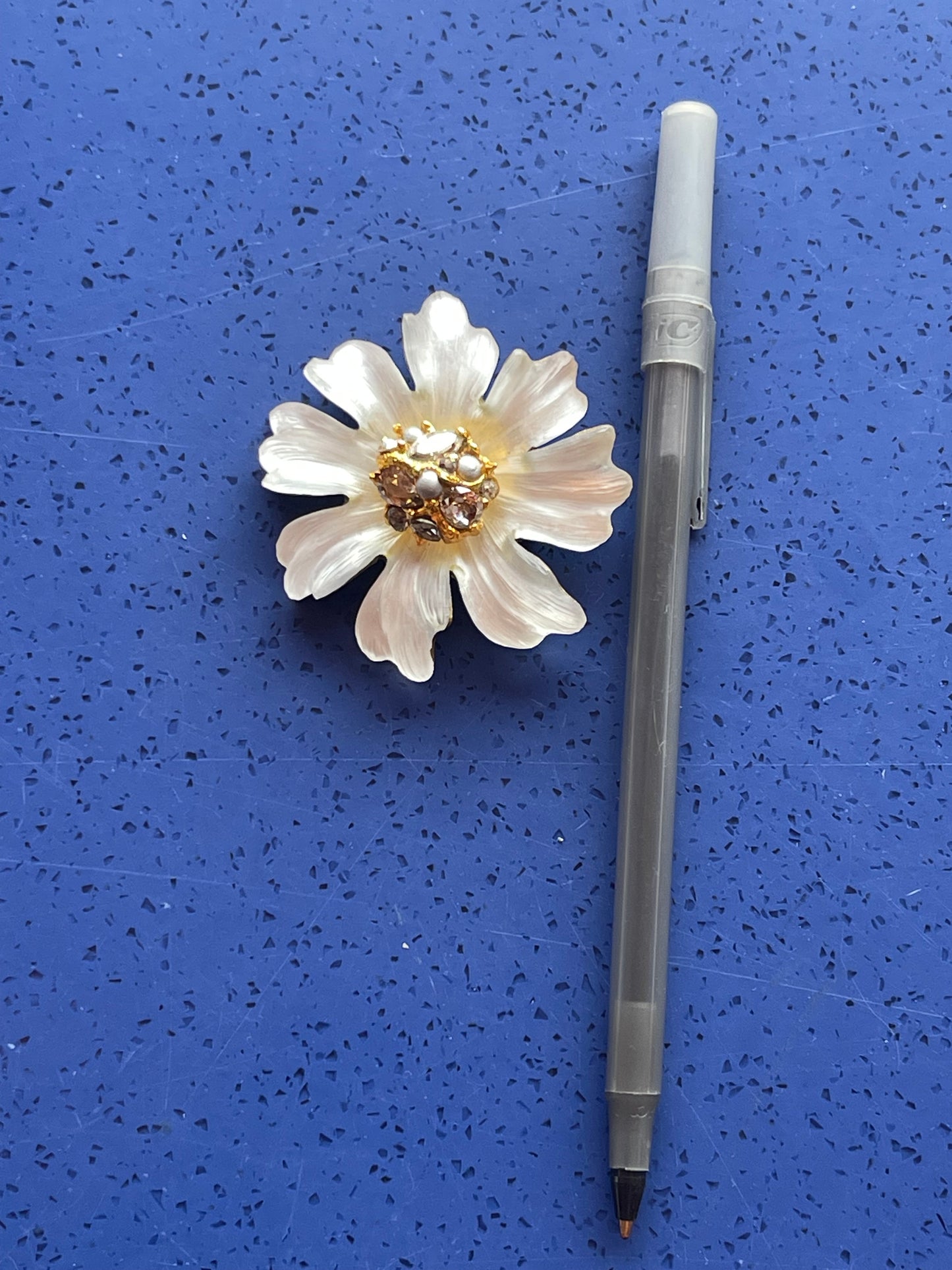 2011 Alexis Bittar large pin lucite daisy white flower swarovski crystals brooch