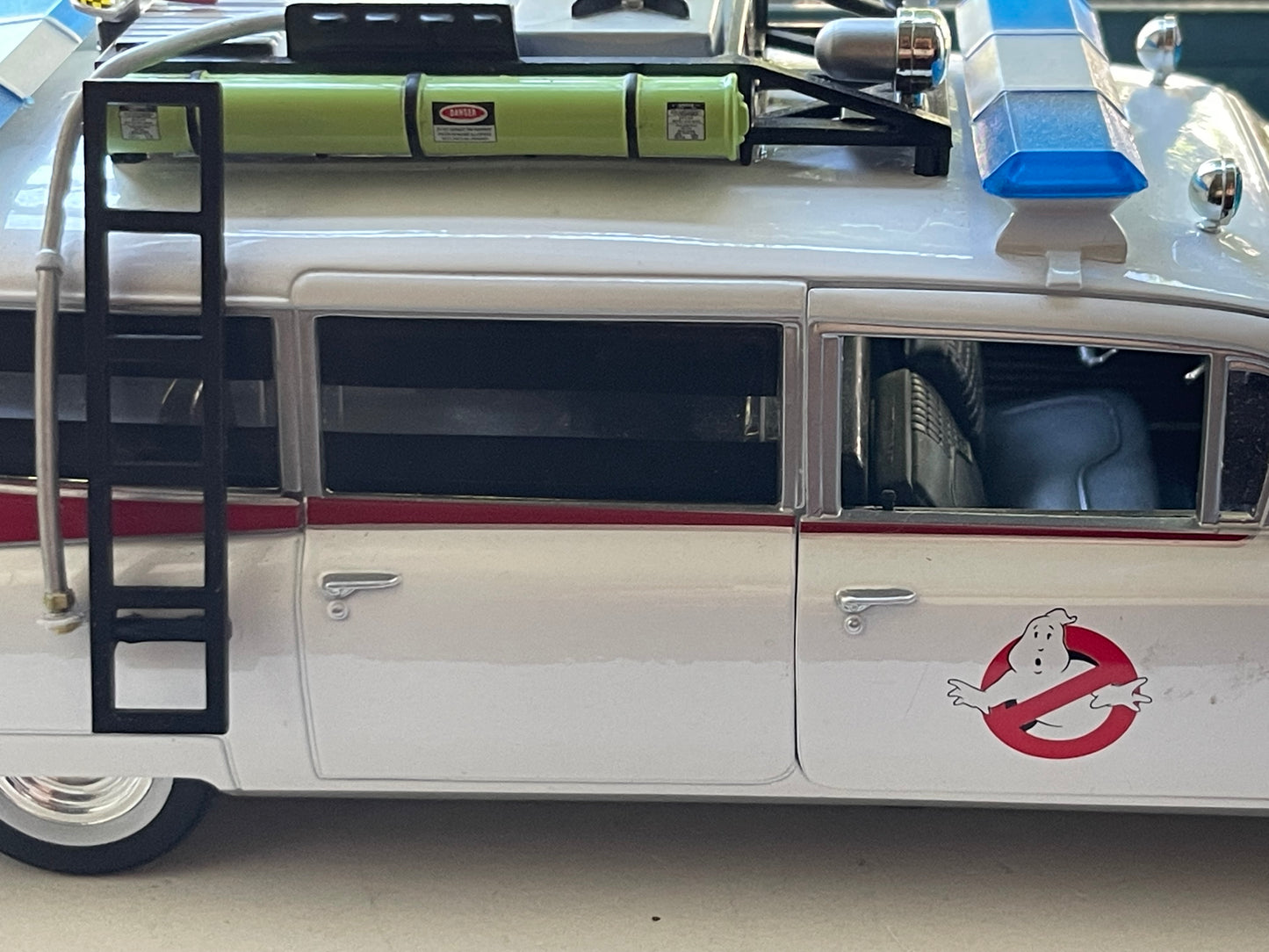 2003 ERTL Ghostbusters movie ECTO 1 model car 1:21 Scale metal diecast wee-you wee-you working siren