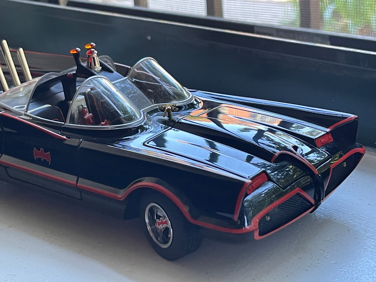 2007 Mattel Hot Wheels BATMAN 1966 TV Series Classic BATMOBILE 1:18 Scale model