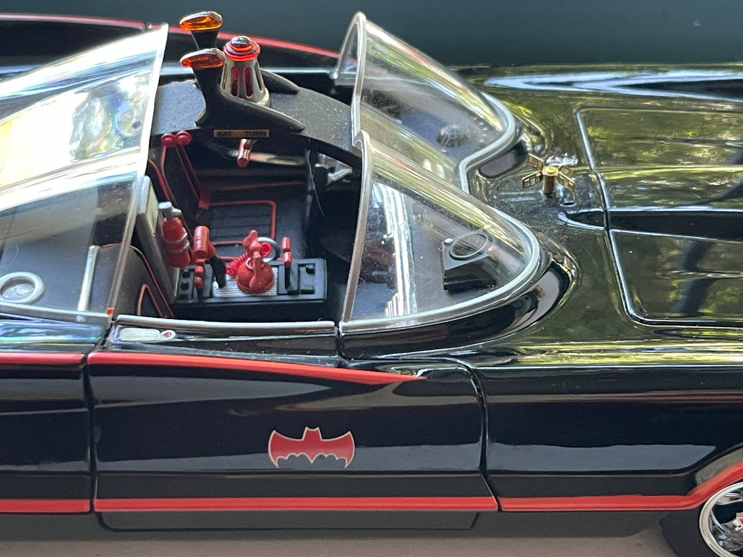 2007 Mattel Hot Wheels BATMAN 1966 TV Series Classic BATMOBILE 1:18 Scale model