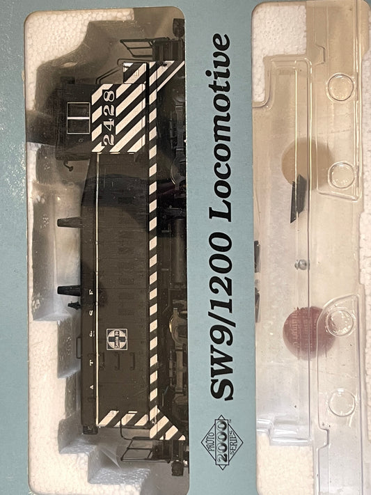 Proto 2000 8049 HO Atchison Topeka Santa Fe Diesel Locomotive #2428 EX/Box